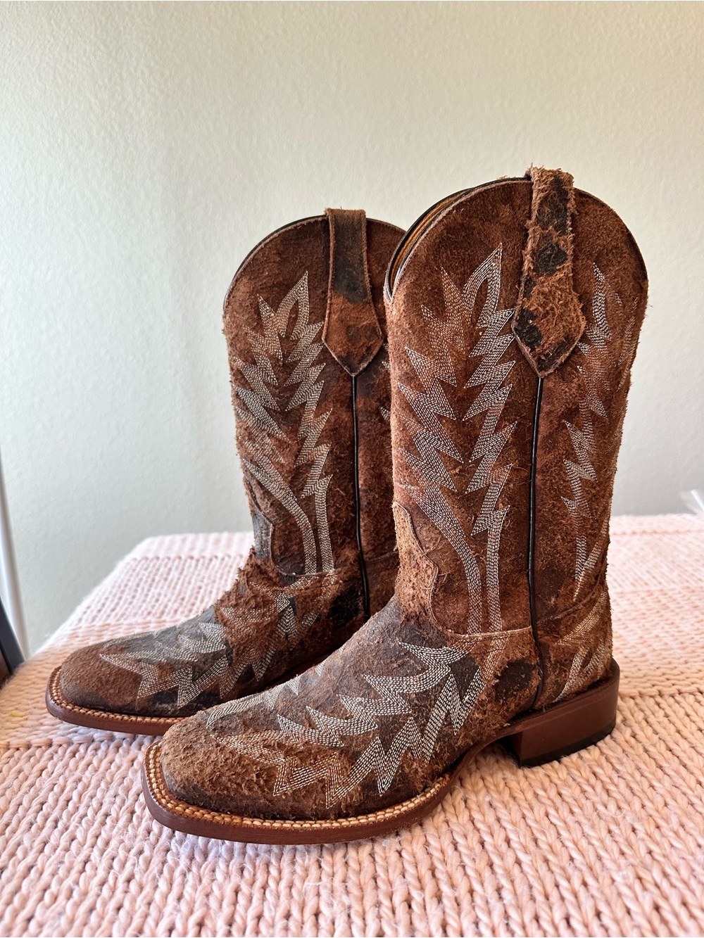 Johnny Ringo distressed rough out embroidered square toe shaggy brown boots 7.5B